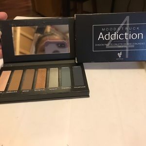 Younique eyeshadow pallet